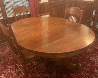48in round antique table. Has 1 leaf. Excellent condition 