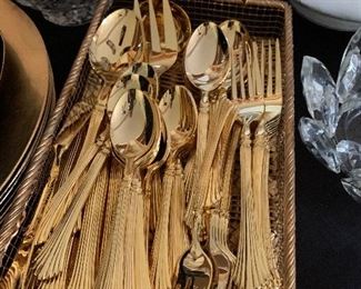 Roger's Int'l  "Gold Cascade" service for 8 with Serving Pieces and basket