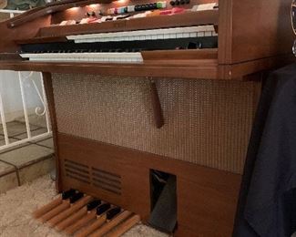 "Swinger 900" Electric Organ by Kimball Piano and Organ co. with  bench includes all paperwork and bench, excellent cosmetic and working condition.