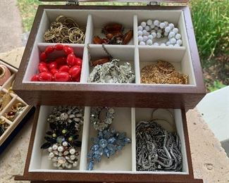 costume jewelry some fine necklaces
