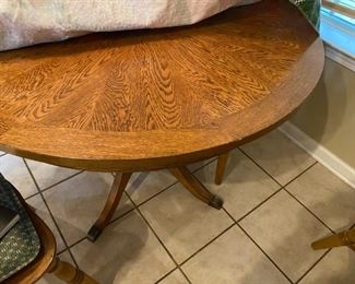 Beautiful Round Oak Kitchen Table with four chairs