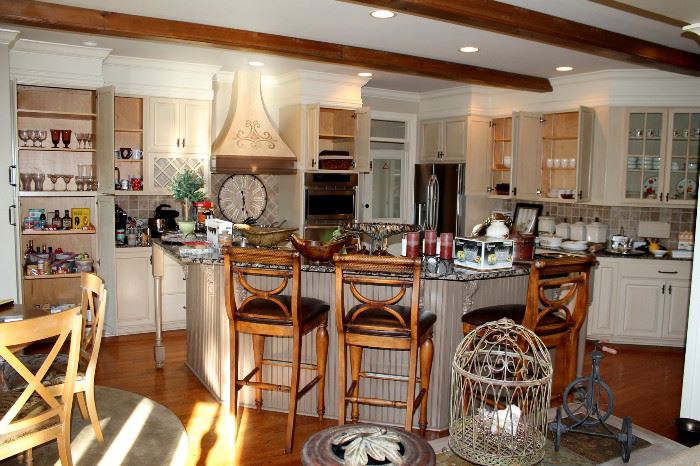 Kitchen (NOTICE - the barstools are in the online auction - www.estatesolutionsoftnauction.com)