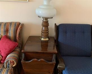 #25	Pine End Table w/flip-top w/magazine Stand  29x20x25	 $75.00 
