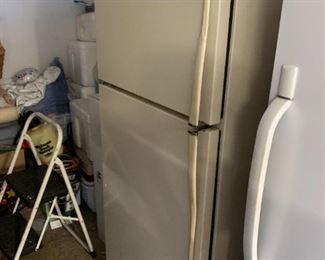 #53	Whirlpool Refrigerator/Freezer on top 14cu Model  ET14ZKXXN	 $60.00 
