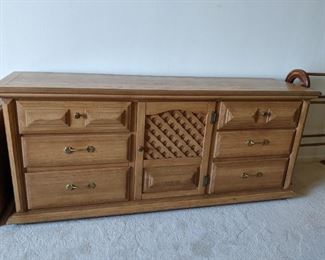 Bedroom set - King sized headboard - 2 nightstands - chest of drawer - dresser