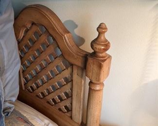 Bedroom set - King sized headboard - 2 nightstands - chest of drawer - dresser