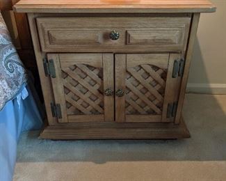 Bedroom set - King sized headboard - 2 nightstands - chest of drawer - dresser