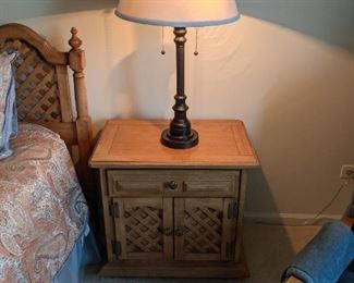 Bedroom set - King sized headboard - 2 nightstands - chest of drawer - dresser