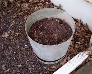 156. planter $3
