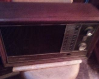 143. . VINTAGE TUBE RADIO CAN NOT GET IT TO COME ON $15