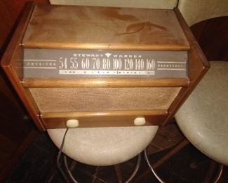 173.  vintage Radio does work $60 Stewart Warner