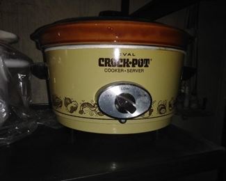 203. CROCK POT $10