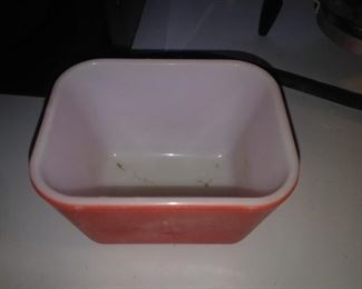 209. SM REFRIGERATOR BOWL NO LID $8