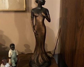 Feminine figure statue