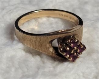 57. 10K Yellow Gold & Ruby Cluster Ring sz 6.25 TW 3.5g $140