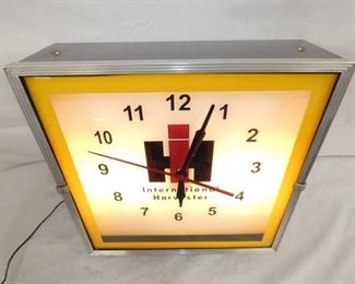 VIEW 2 TOP VIEW LIGHTED IH CLOCK