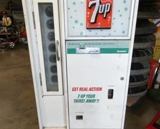 1940'S 10 CENT 7UP VENDING MACHINE