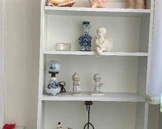 Classic blue & white Delft and a charming blue & white lamp! 