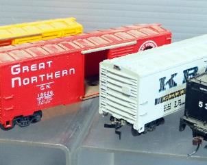 Athearn HO ElectricTrain Model Set, Includes 3 Engines, Assorted Cars, And Track