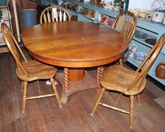 Nice Oak Table & 4 Chairs (with one leaf)