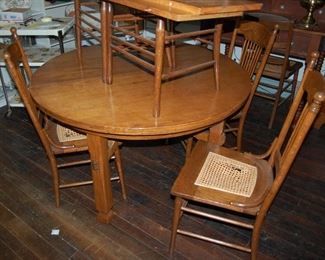 Round oak table with two leaves & 5 Chairs