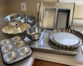 Bakeware and Cake Decorating Supplies