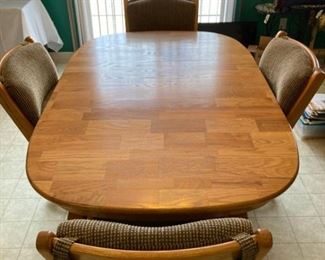 Gorgeous Oak Kitchen Table with 4 Captain Chairs