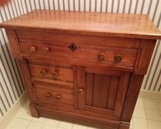 Antique washstand
Dovetail drawers super sturdy for storing all your Beauty Stuffs