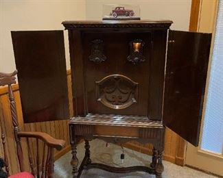 Antique WORKING RCA RADIOLA 62 Tube Radio in Cabinet Stand