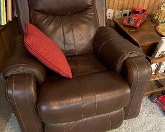 SOUTHERN MOTION Powered Leather Recliner