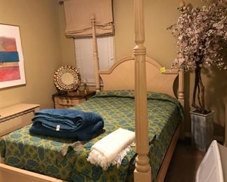 4 poster bed and vintage bedspread