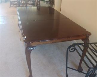 Stand alone pretty dining table.