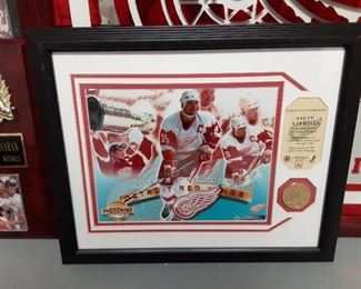 Detroit Red Wings Steve Yzerman limited edition plaque with medallion $50