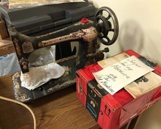 Antique Singer sewing machine (no cabinet)