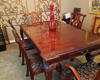 Beautiful Dining room table with 2 extra Leaves.  Drawers on each end hold the silverware.  Or maybe that's for guests to leave you a tip?