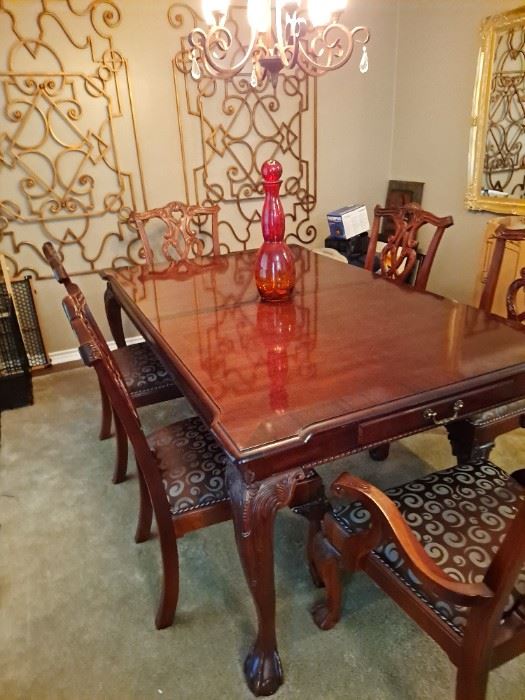 Beautiful Dining room table with 2 extra Leaves.  Drawers on each end hold the silverware.  Or maybe that's for guests to leave you a tip?
