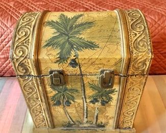 $20 Palm tree box with latches 