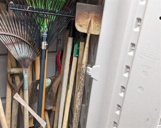 LOTS OF GARDEN TOOLS