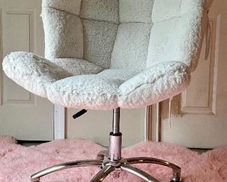 Item 106:  Swivel Chair with White Wooly Material - 23.5"l x 20.5"w x 38.5"h:  $75