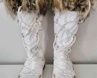 Item 194:  Moon Boots (size 8):  $38