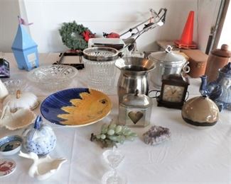 VARIETY OF SMALL ITEMS OF GLASS, PORCELAIN, WOOD, METAL AND POTTERY