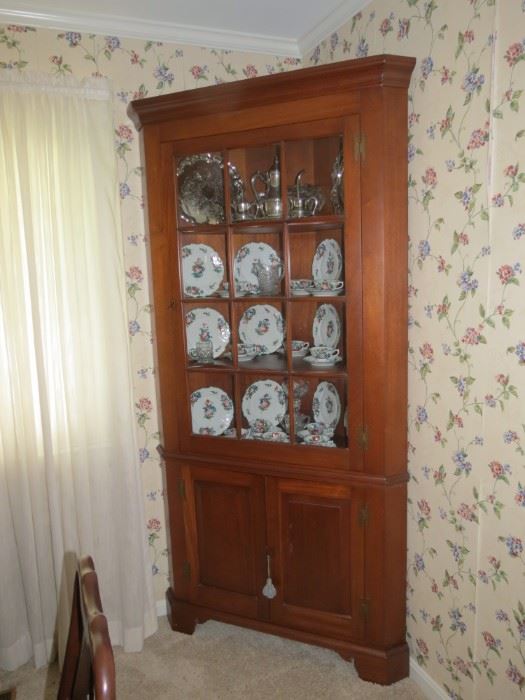 HANDSOME NEWCOMB REPRODUCTION MAHOGANY CORNER CABINET.  **EARLY SALE $700.00**.