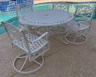 Metal Round Patio Table w 4 Chairs