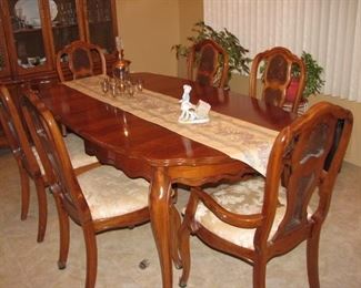 #15 - $100.00 - Bassett dining room table with 6 chairs, 3 leaves
