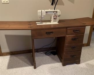 New Home Sewing Machine in Cabinet Model 552