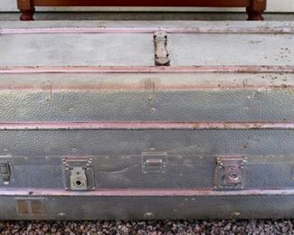 ANTIQUE STEAMER TRUNK
