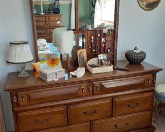 Dresser detail, 3-piece bedroom set