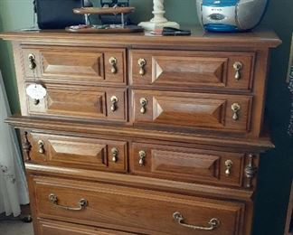 Chest of drawers detail, 3-piece bedroom set