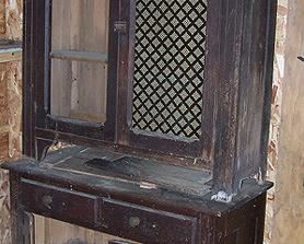 2 piece cupboard (Needs restoration)