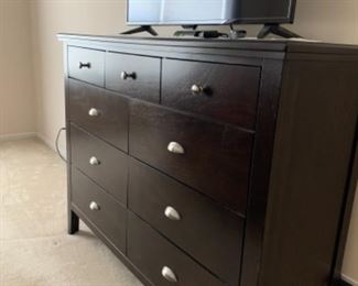Matching dresser to bed set